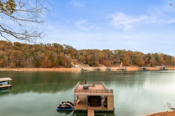๐๏ธ ๐๐ถ๐ด ๐๐ฟ๐ฒ๐ฒ๐ธ ๐๐ฒ๐๐ฎ๐๐ฎ๐
Escape to Big Creek Getaway! This spacious 5-bedroom waterfront cabin sleeps 16 and features a hot tub, waterside deck, dock for boating, and multiple outdoor seating areas. Inside, enjoy a full kitchen, cozy living room, basement bar, and loft sofa beds. Perfect for family retreats or group getaways, with nearby Big Creek, state parks, and easy access to downtown Knoxville for dining and shopping.