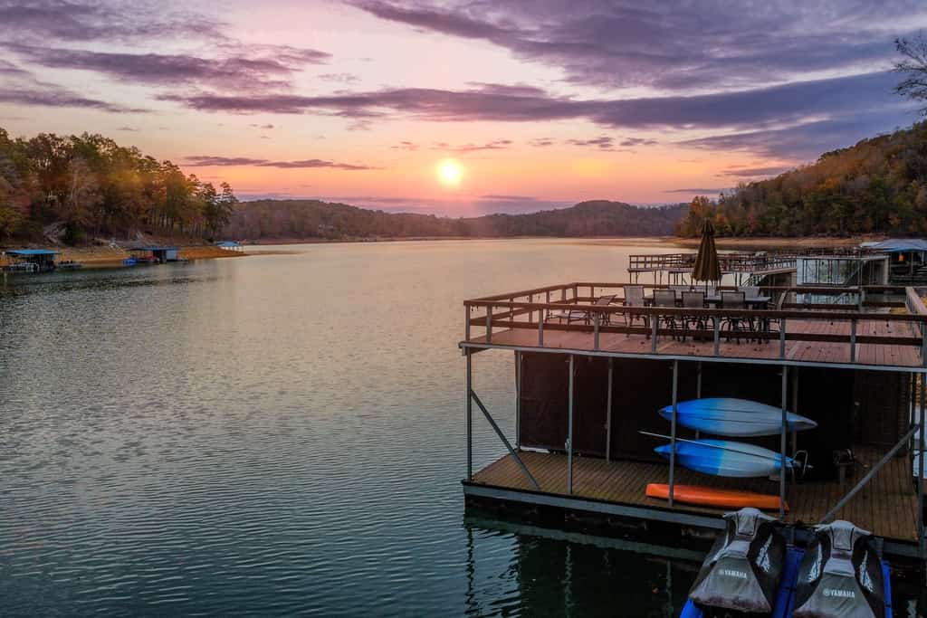 🏞️ 𝗕𝗶𝗴 𝗖𝗿𝗲𝗲𝗸 𝗚𝗲𝘁𝗮𝘄𝗮𝘆
Escape to Big Creek Getaway! This spacious 5-bedroom waterfront cabin sleeps 16 and features a hot tub, waterside deck, dock for boating, and multiple outdoor seating areas. Inside, enjoy a full kitchen, cozy living room, basement bar, and loft sofa beds. Perfect for family retreats or group getaways, with nearby Big Creek, state parks, and easy access to downtown Knoxville for dining and shopping.