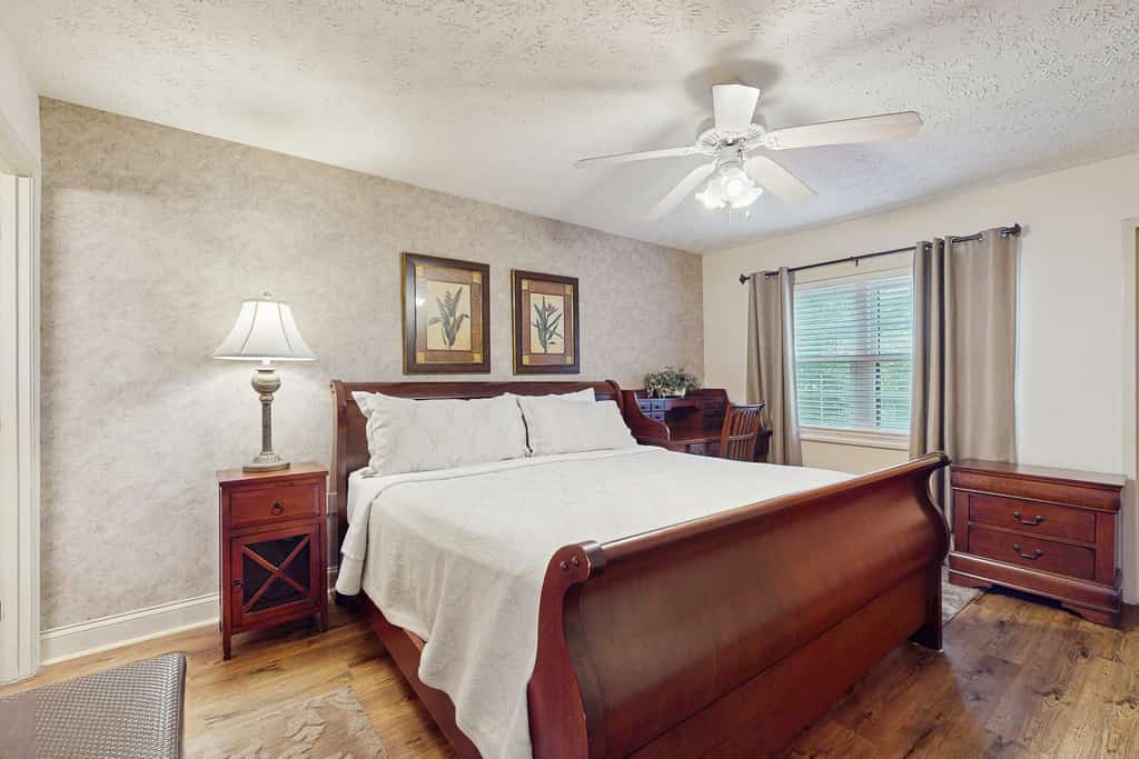 Stay in a spacious 2-bedroom, 2-bathroom Gatlinburg condo with mountain views, a private balcony, seasonal pool, full kitchen, and wood-burning fireplace. Located 2.3 miles from Downtown Gatlinbu