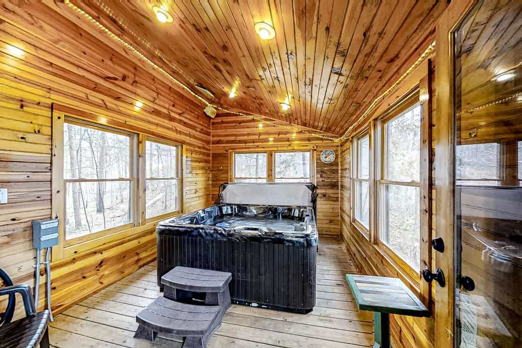 2.5 Mi to Cobbly Nob Plaza・Serene Getaway・Hot Tub
