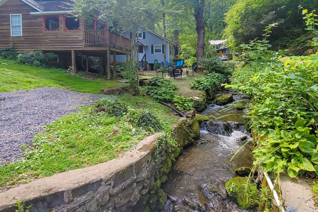 Gatlinburg Creekside Cabin, Near Downtown, Firepit