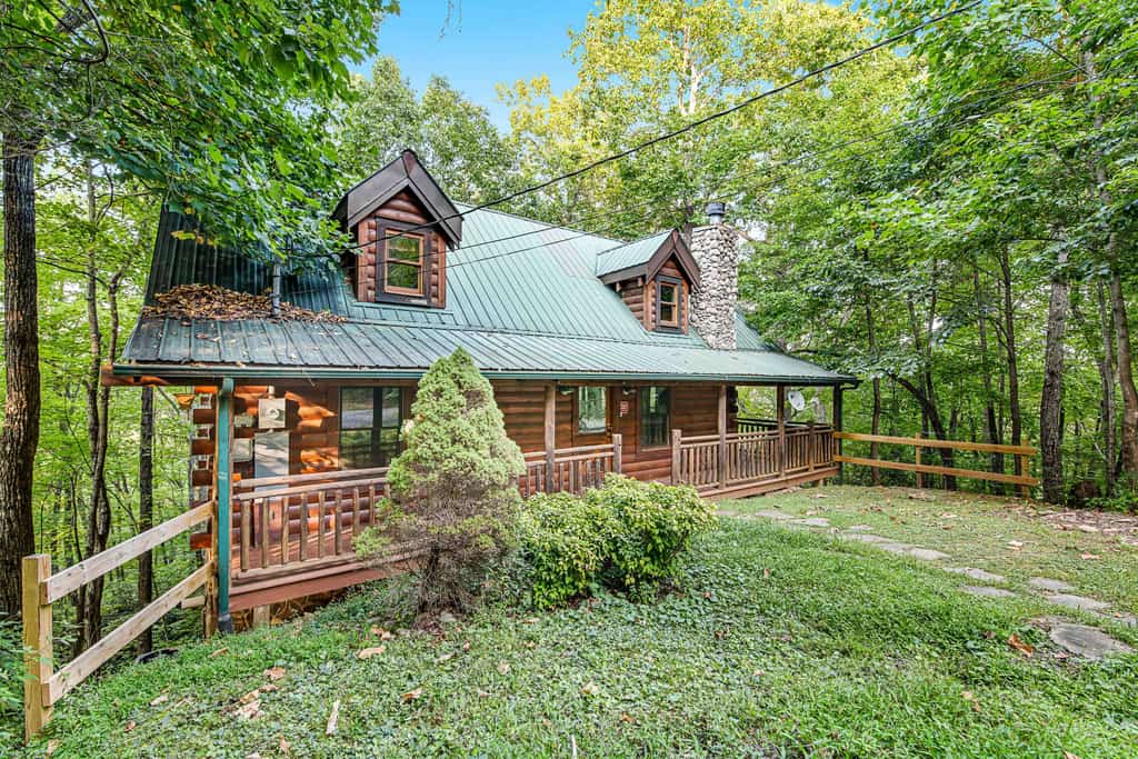 Beautiful & Secluded Log Cabin, Sleeps 8, Hot Tub