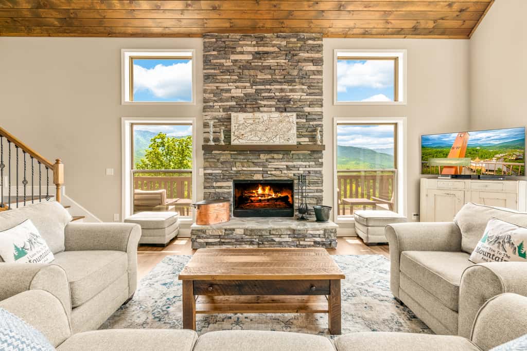 Spacious Deck, Hot Tub, Movie Room, Mountain Views