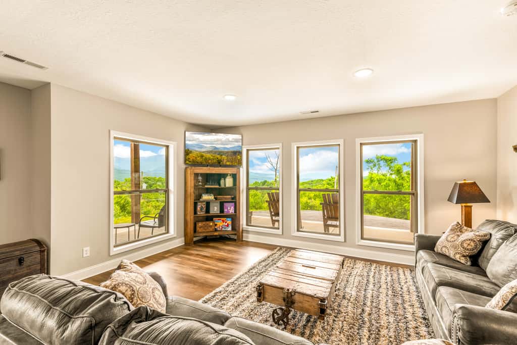 Spacious Deck, Hot Tub, Movie Room, Mountain Views