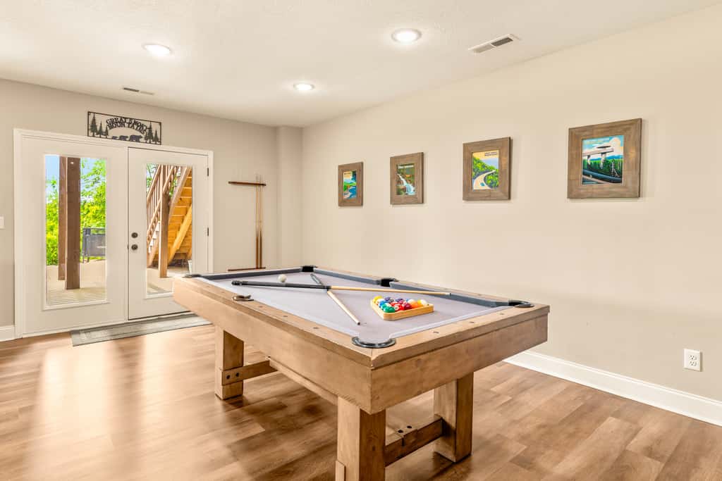 Spacious Deck, Hot Tub, Movie Room, Mountain Views