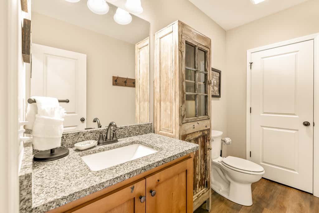 Spacious Deck, Hot Tub, Movie Room, Mountain Views