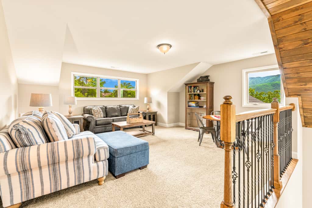 Spacious Deck, Hot Tub, Movie Room, Mountain Views