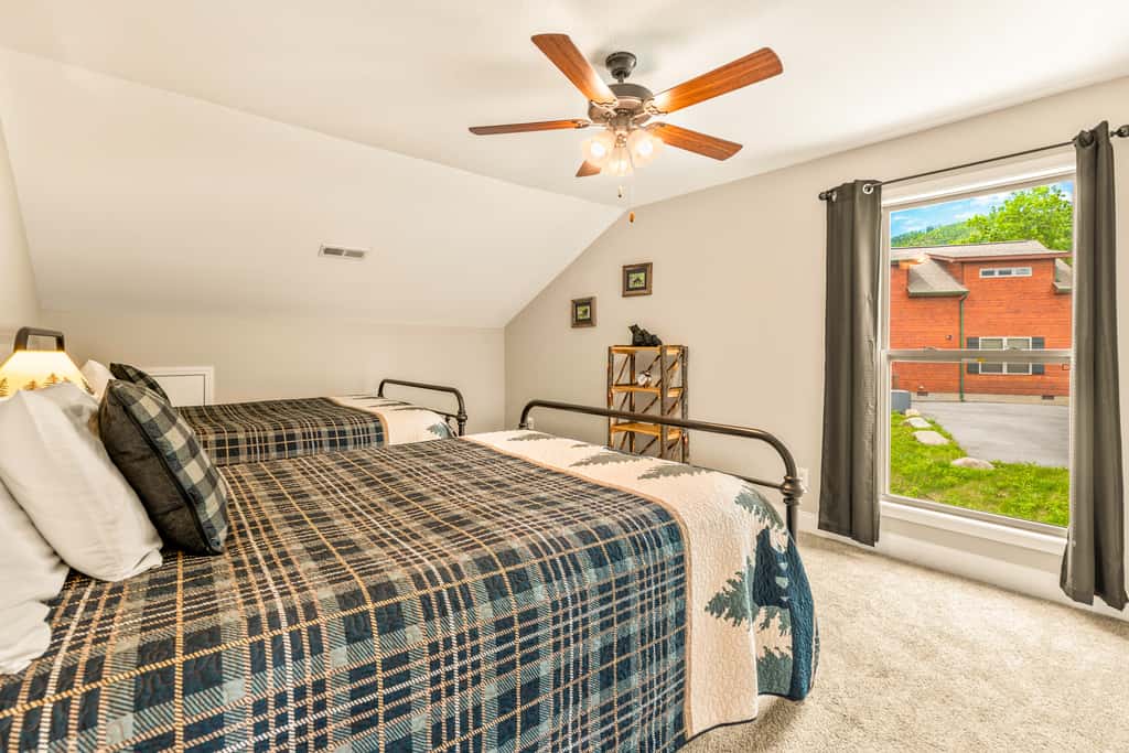 Spacious Deck, Hot Tub, Movie Room, Mountain Views