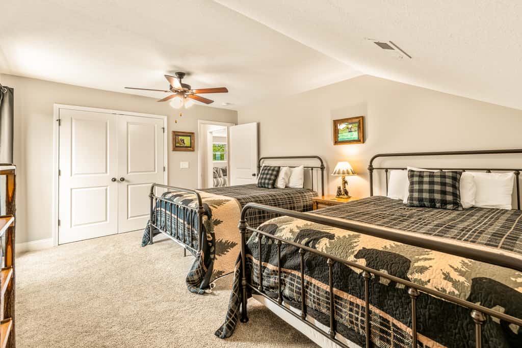Spacious Deck, Hot Tub, Movie Room, Mountain Views