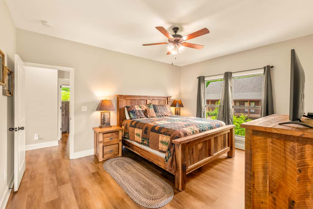 Spacious Deck, Hot Tub, Movie Room, Mountain Views