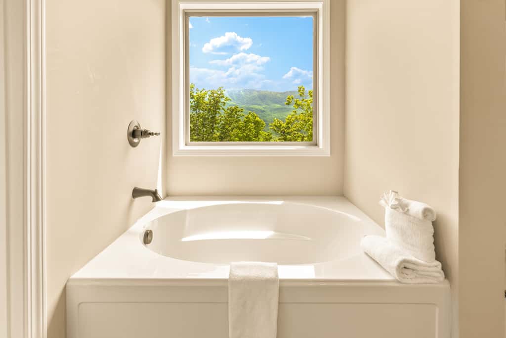 Spacious Deck, Hot Tub, Movie Room, Mountain Views