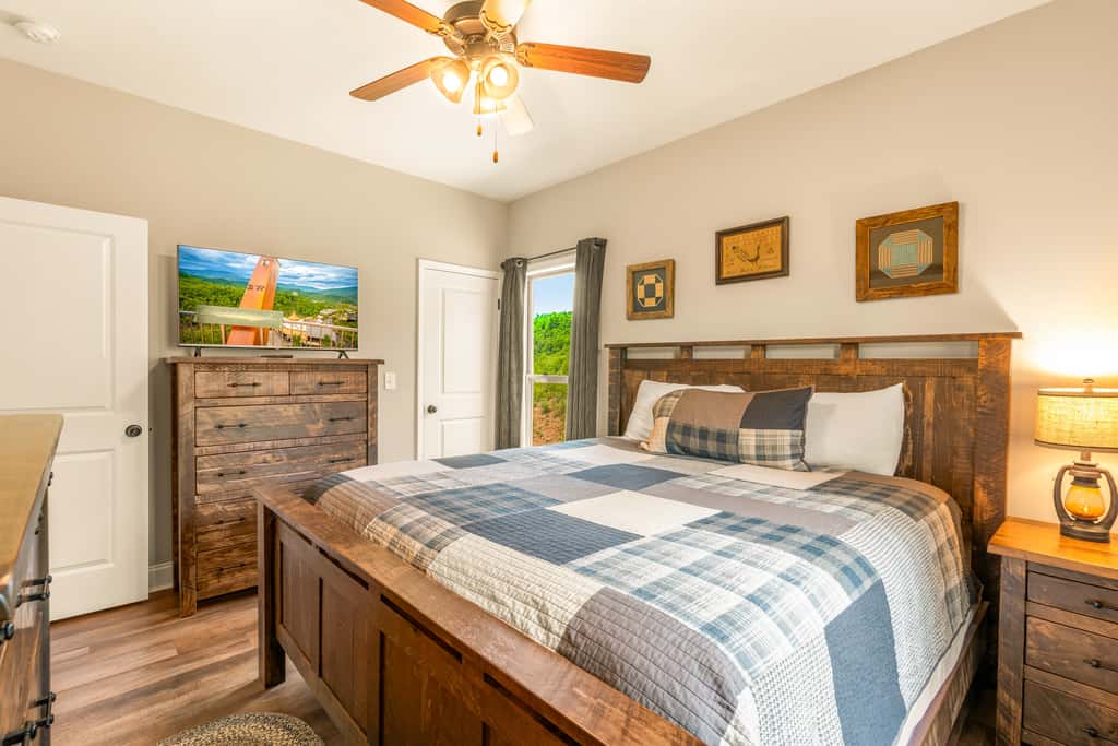 Spacious Deck, Hot Tub, Movie Room, Mountain Views