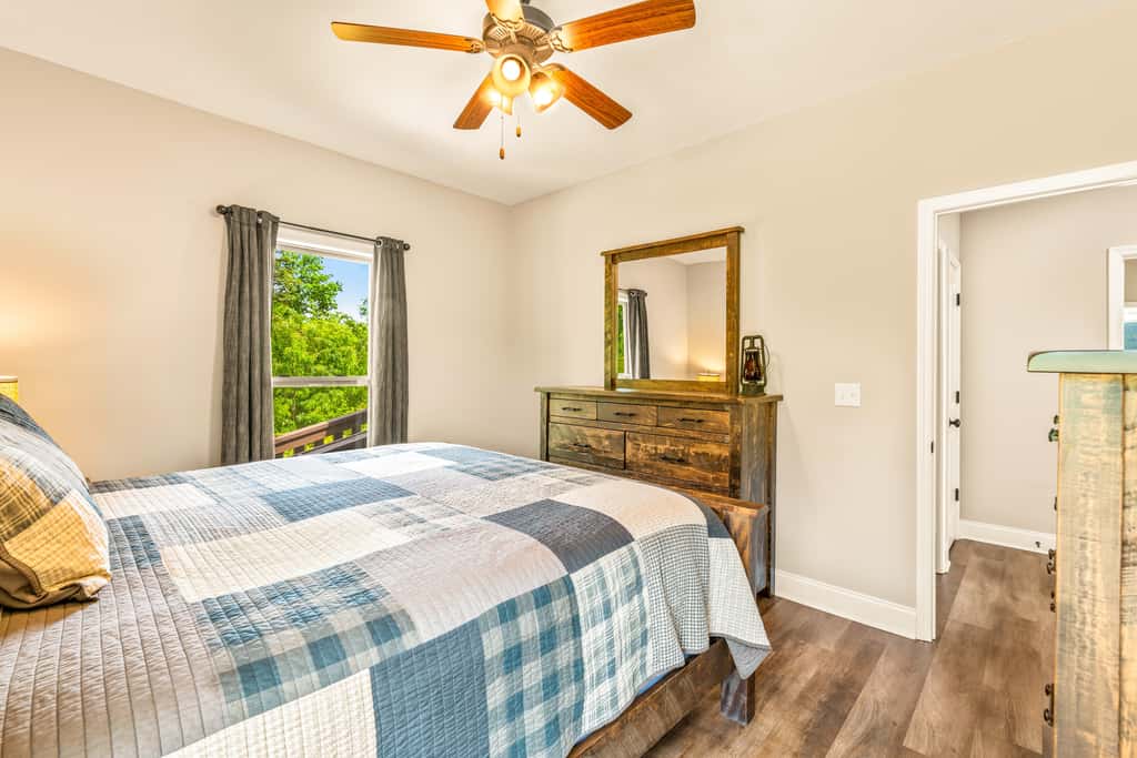 Spacious Deck, Hot Tub, Movie Room, Mountain Views