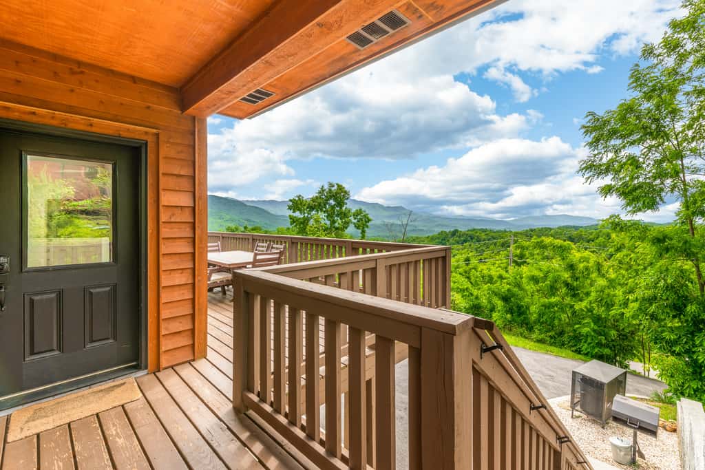 Spacious Deck, Hot Tub, Movie Room, Mountain Views
