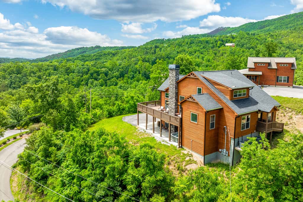 Spacious Deck, Hot Tub, Movie Room, Mountain Views
