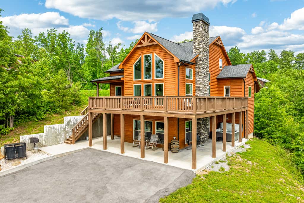 Spacious Deck, Hot Tub, Movie Room, Mountain Views