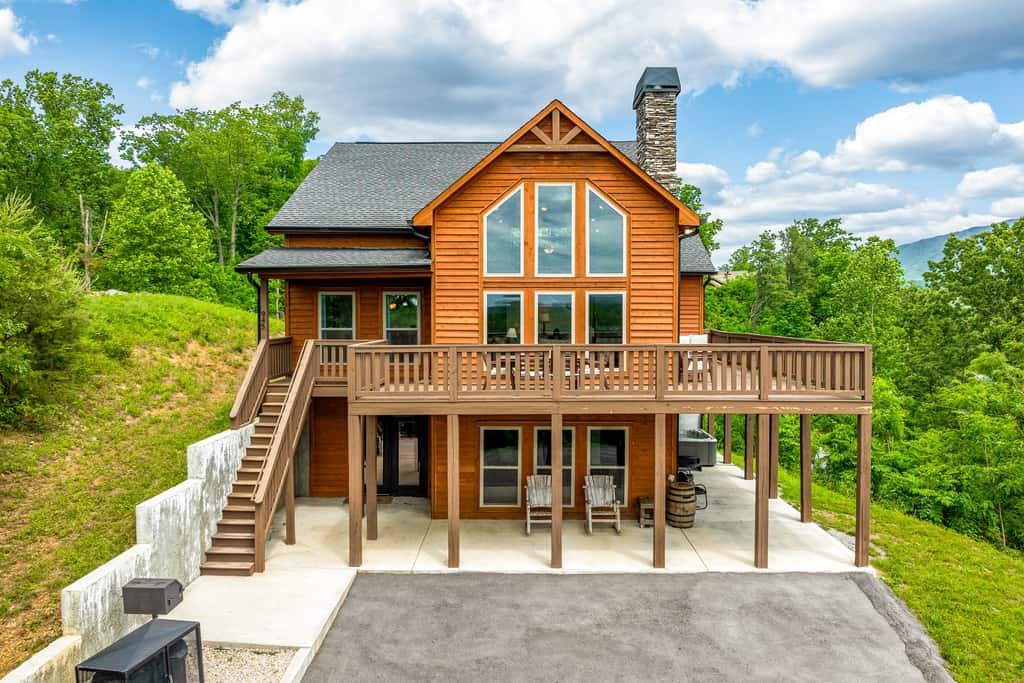 Spacious Deck, Hot Tub, Movie Room, Mountain Views