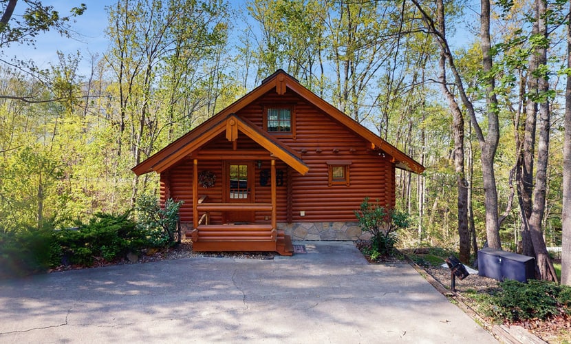 Hibernation Station is a cozy Gatlinburg log cabin in Cobbly Nob, near Great Smoky Mountains National Park. Sleeping up to 6 guests, it features a private hot tub, gas fireplace, jetted tub, scenic decks, WiFi, full kitchen, and community pool access. Enjoy a peaceful wooded setting with convenient access to Gatlinburg, Pigeon Forge, Dollywood, Ober Mountain, and other Smoky Mountain attractions.