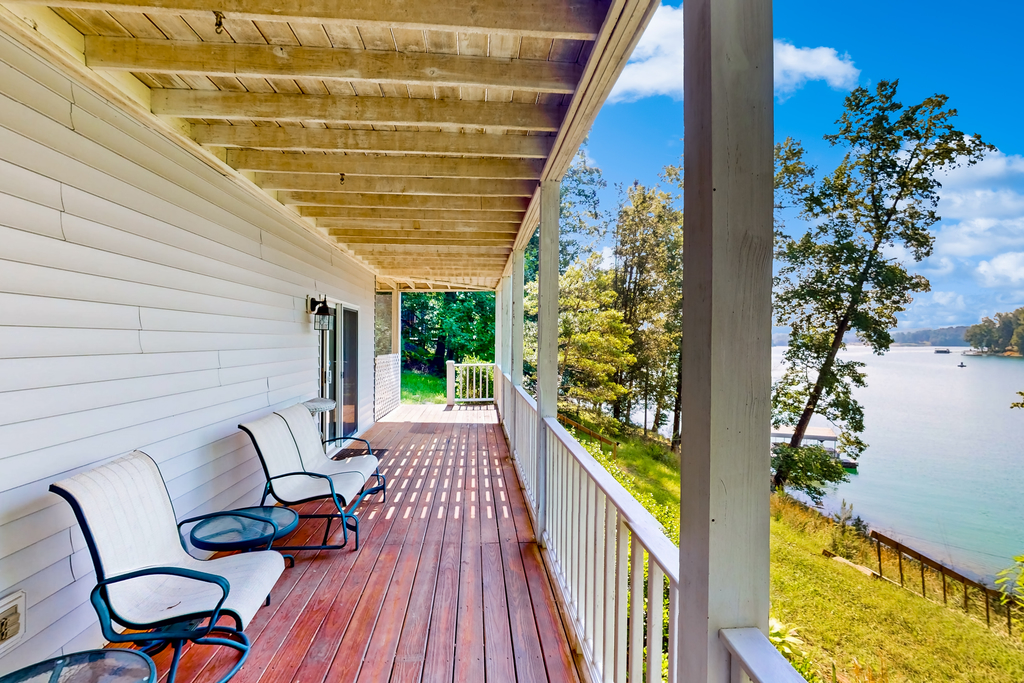 Lake Front Home, Sleeps 12, Games, WIFI, Fire Pit, Dock