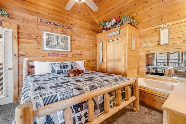 Welcome to this 1 bedroom, 1 bathroom Smokies cabin with a private hot tub and king bed.
・Private hot tub in a screened-in deck retreat
・Wood-burning fireplace and cozy cabin living space
・Full kitchen plus in-building washer and dryer
・0.7 miles to DT Pigeon Forge
・1.7 miles to The Island
・4.6 miles to Dollywood
・9.5 miles to Great Smoky Mountains National Park
Unwind, soak, and settle in for an easy mountain getaway, book your stay when it feels like the right fit.