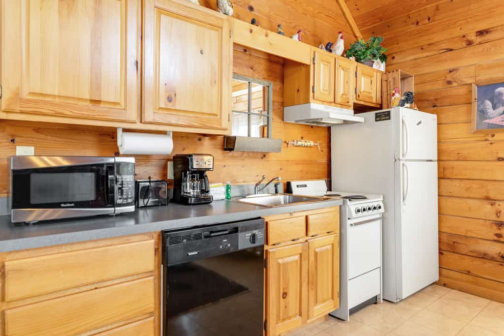 Welcome to this 1 bedroom, 1 bathroom Smokies cabin with a private hot tub and king bed.

・Private hot tub in a screened-in deck retreat
・Wood-burning fireplace and cozy cabin living space
・Full kitchen plus in-building washer and dryer
・0.7 miles to DT Pigeon Forge
・1.7 miles to The Island
・4.6 miles to Dollywood
・9.5 miles to Great Smoky Mountains National Park

Unwind, soak, and settle in for an easy mountain getaway, book your stay when it feels like the right fit.
