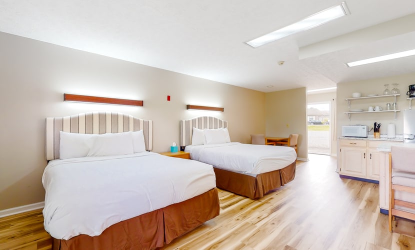 ๐๏ธ ๐๐ฎ๐ป๐ฒ๐ฏ๐ฒ๐ฟ๐ฟ๐ ๐๐ป๐ป ๐ฒ
Enjoy a cozy, dog-friendly studio in the Smoky Mountains! Steps from Douglas Lake and minutes to Pigeon Forge, Sevierville, and Dollywood. This first-floor condo offers easy access to fishing, boating, hiking, and mountain adventures. Relax with on-site perks including a fitness room, game room, picnic area, patio, WiFi, and kitchenette โ perfect for a peaceful lake getaway.