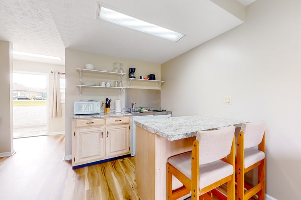๐๏ธ ๐๐ฎ๐ป๐ฒ๐ฏ๐ฒ๐ฟ๐ฟ๐ ๐๐ป๐ป ๐ฒ
Enjoy a cozy, dog-friendly studio in the Smoky Mountains! Steps from Douglas Lake and minutes to Pigeon Forge, Sevierville, and Dollywood. This first-floor condo offers easy access to fishing, boating, hiking, and mountain adventures. Relax with on-site perks including a fitness room, game room, picnic area, patio, WiFi, and kitchenette โ perfect for a peaceful lake getaway.