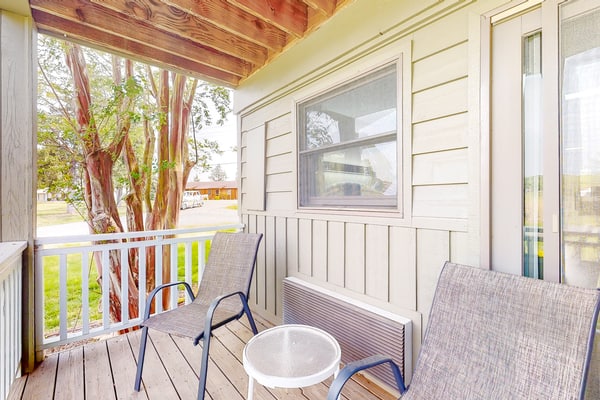 ๐๏ธ ๐๐ฎ๐ป๐ฒ๐ฏ๐ฒ๐ฟ๐ฟ๐ ๐๐ป๐ป ๐ฒ
Enjoy a cozy, dog-friendly studio in the Smoky Mountains! Steps from Douglas Lake and minutes to Pigeon Forge, Sevierville, and Dollywood. This first-floor condo offers easy access to fishing, boating, hiking, and mountain adventures. Relax with on-site perks including a fitness room, game room, picnic area, patio, WiFi, and kitchenette โ perfect for a peaceful lake getaway.