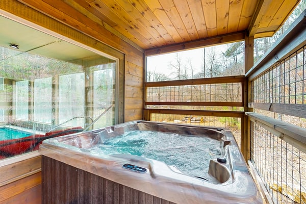 🏞️ 𝗧𝗿𝗮𝗻𝗾𝘂𝗶𝗹 𝗧𝗶𝗺𝗯𝗲𝗿
Escape to this Smoky Mountain cabin in Sevierville, TN, perfect for families and groups up to 6. Enjoy a private indoor pool, relaxing hot tub, and fun game room with pool table, air hockey, and arcade games. Cozy living area with fireplace, WiFi, and Smart TVs. Fully equipped kitchen, spacious deck, and en suite bedrooms make this the ideal Smoky Mountains getaway near Pigeon Forge & Gatlinburg.