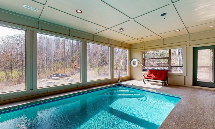 🏞️ 𝗧𝗿𝗮𝗻𝗾𝘂𝗶𝗹 𝗧𝗶𝗺𝗯𝗲𝗿
Escape to this Smoky Mountain cabin in Sevierville, TN, perfect for families and groups up to 6. Enjoy a private indoor pool, relaxing hot tub, and fun game room with pool table, air hockey, and arcade games. Cozy living area with fireplace, WiFi, and Smart TVs. Fully equipped kitchen, spacious deck, and en suite bedrooms make this the ideal Smoky Mountains getaway near Pigeon Forge & Gatlinburg.