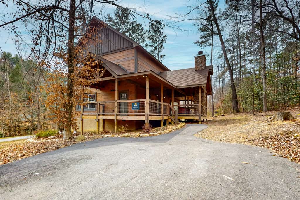 🏞️ 𝗧𝗿𝗮𝗻𝗾𝘂𝗶𝗹 𝗧𝗶𝗺𝗯𝗲𝗿
Escape to this Smoky Mountain cabin in Sevierville, TN, perfect for families and groups up to 6. Enjoy a private indoor pool, relaxing hot tub, and fun game room with pool table, air hockey, and arcade games. Cozy living area with fireplace, WiFi, and Smart TVs. Fully equipped kitchen, spacious deck, and en suite bedrooms make this the ideal Smoky Mountains getaway near Pigeon Forge & Gatlinburg.