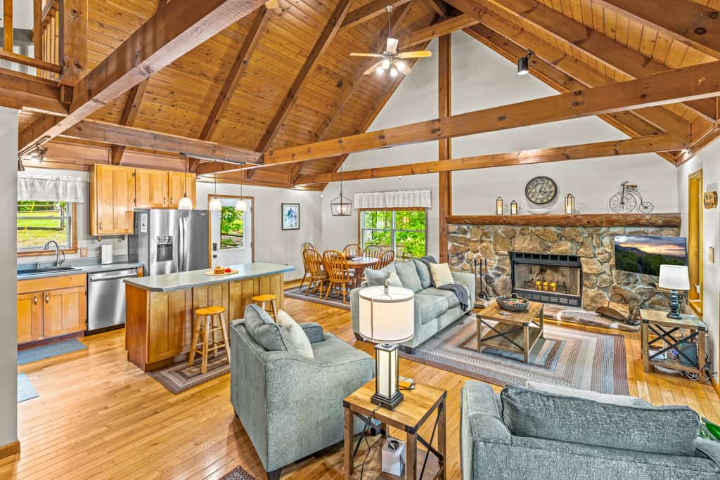 🏞️ 𝗠𝗮 𝗖𝗼𝗼𝗸 𝗟𝗼𝗱𝗴𝗲 - 𝗦𝗵𝗮𝗿𝗽𝘀 𝗖𝗵𝗮𝗽𝗲𝗹
Escape to this spacious lakefront cabin on Norris Lake in Sharps Chapel, TN. Perfect for family vacations & group getaways. Sleeps 8 with private covered dock, sundeck, hot tub, pool table, fireplace, WiFi & large deck with grill. Steps to the water for boating, fishing & swimming. Near Beach Island Marina & Bubba Brew’s. Peaceful waterfront retreat with stunning lake views in East Tennessee.