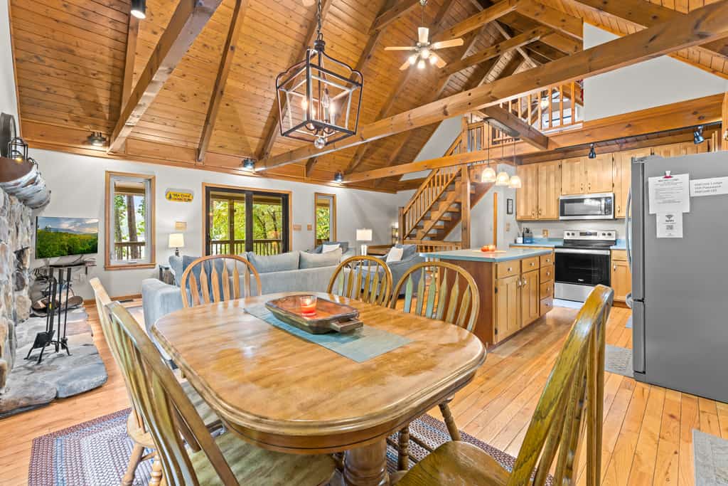 🏞️ 𝗠𝗮 𝗖𝗼𝗼𝗸 𝗟𝗼𝗱𝗴𝗲 - 𝗦𝗵𝗮𝗿𝗽𝘀 𝗖𝗵𝗮𝗽𝗲𝗹
Escape to this spacious lakefront cabin on Norris Lake in Sharps Chapel, TN. Perfect for family vacations & group getaways. Sleeps 8 with private covered dock, sundeck, hot tub, pool table, fireplace, WiFi & large deck with grill. Steps to the water for boating, fishing & swimming. Near Beach Island Marina & Bubba Brew’s. Peaceful waterfront retreat with stunning lake views in East Tennessee.