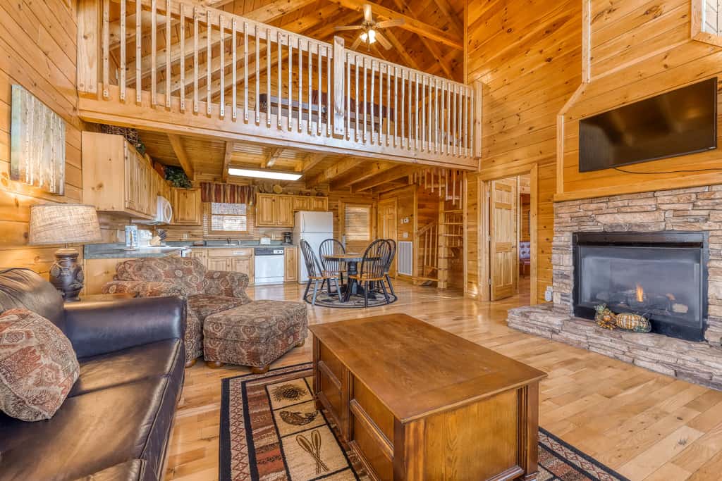4.7 Mi to Dollywood・Cozy Log Stay・Mtn View・Hot Tub