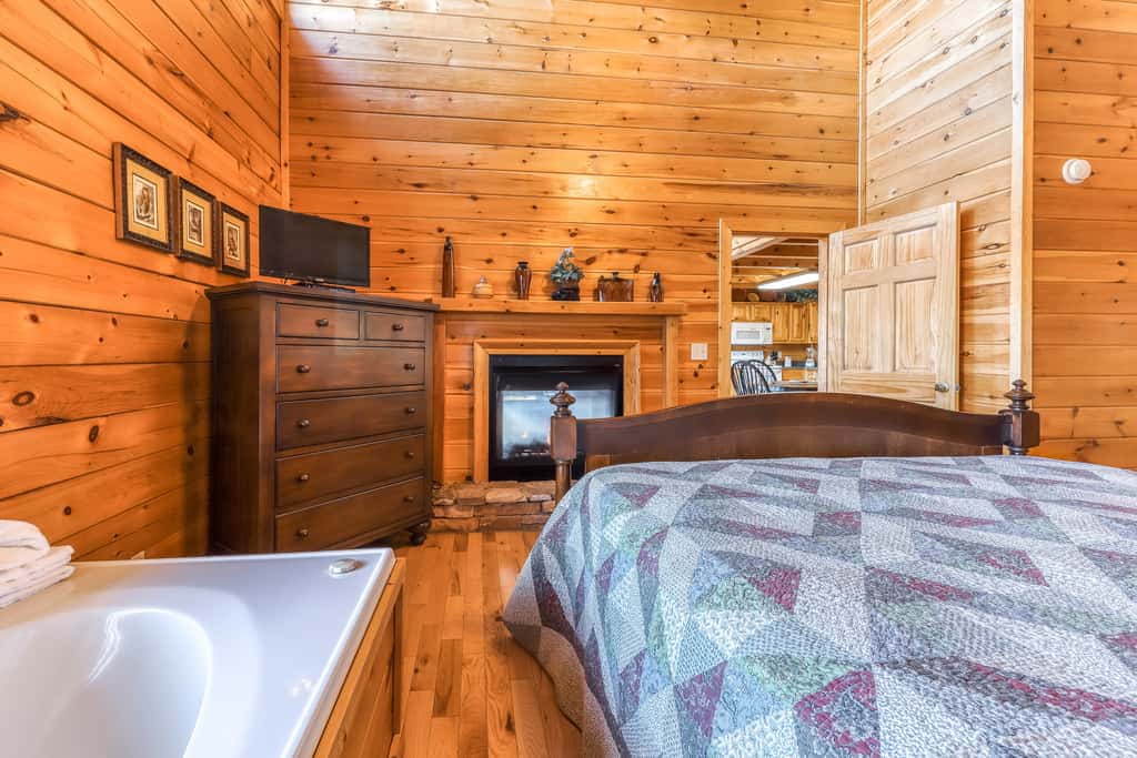 4.7 Mi to Dollywood・Cozy Log Stay・Mtn View・Hot Tub