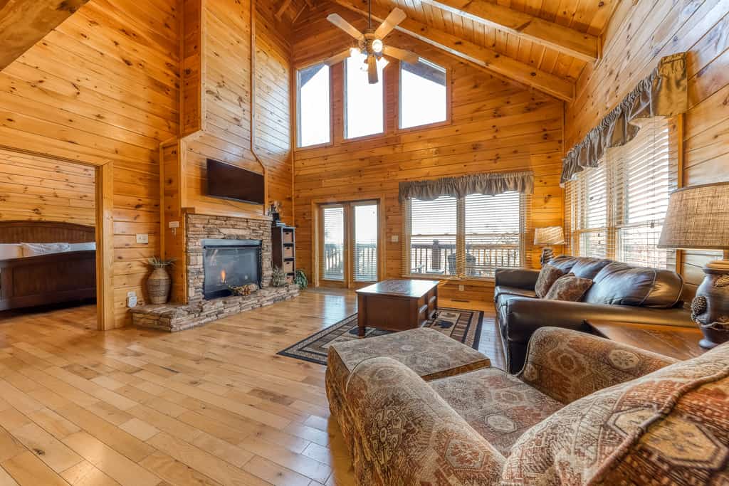 4.7 Mi to Dollywood・Cozy Log Stay・Mtn View・Hot Tub