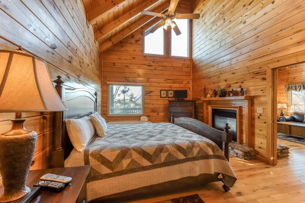 4.7 Mi to Dollywood・Cozy Log Stay・Mtn View・Hot Tub