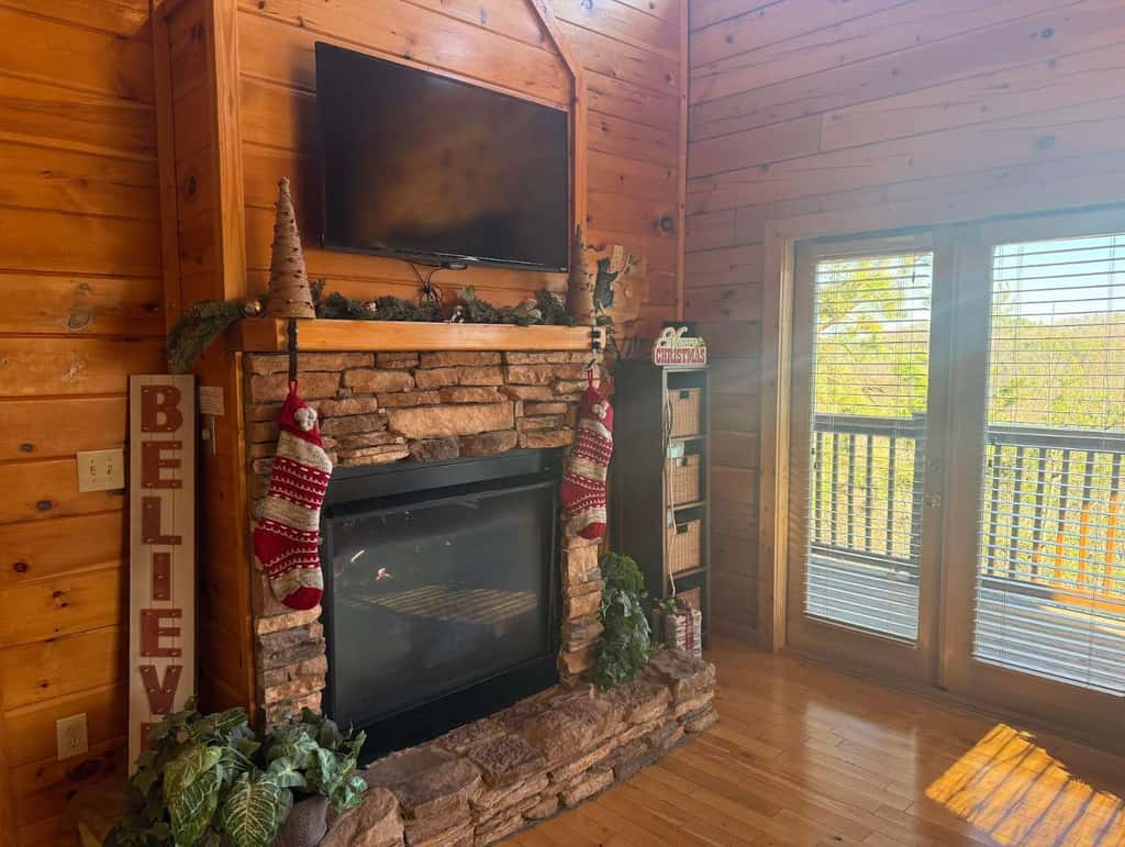 4.7 Mi to Dollywood・Cozy Log Stay・Mtn View・Hot Tub
