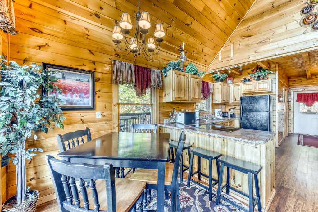 Spacious, Dog Welcome Cabin, Sleeps 8・Mtn Views