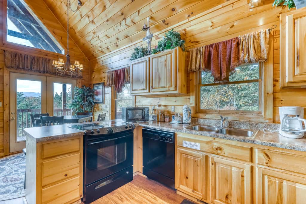 Spacious, Dog Welcome Cabin, Sleeps 8・Mtn Views