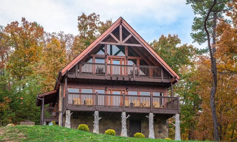 Welcome to our 2-bedroom, 2-bath cabin with room for 6, where mountain views and a loft retreat set the tone.
・Fire pit, BBQ grill, and four private decks for easy outdoor time
・Stone fireplace, vaulted ceilings, and floor-to-window views in the main living space
・Game room with pool table and Pac-Man arcade for laid-back fun
・7.5 miles away from Pigeon Forge
・11 miles away from Great Smoky National Park
Relax, recharge, and book your Smoky Mountain stay when this feels like the right fit.