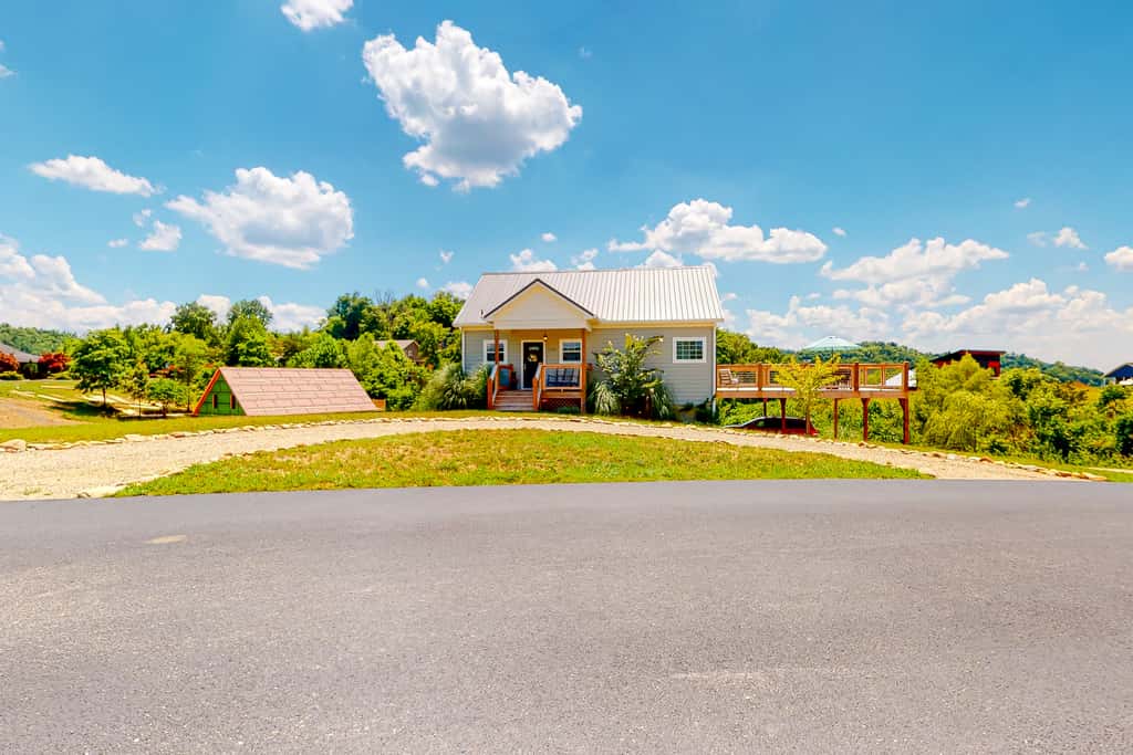 10.7 Mi to DT Sevierville・Lake View Cabin・Pool Use