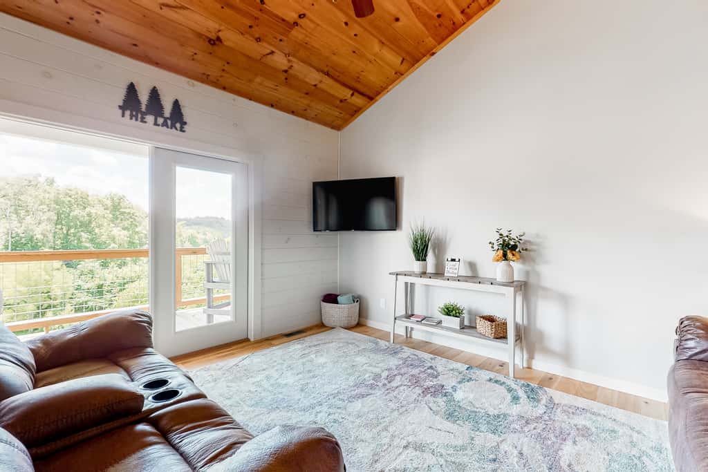 10.7 Mi to DT Sevierville・Lake View Cabin・Pool Use