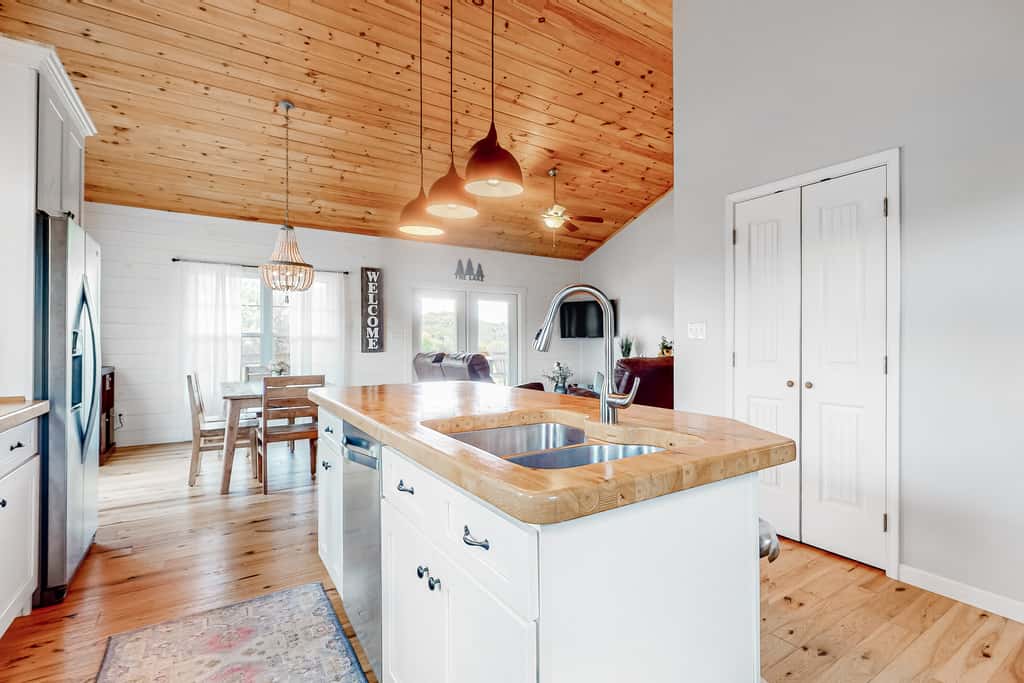 10.7 Mi to DT Sevierville・Lake View Cabin・Pool Use