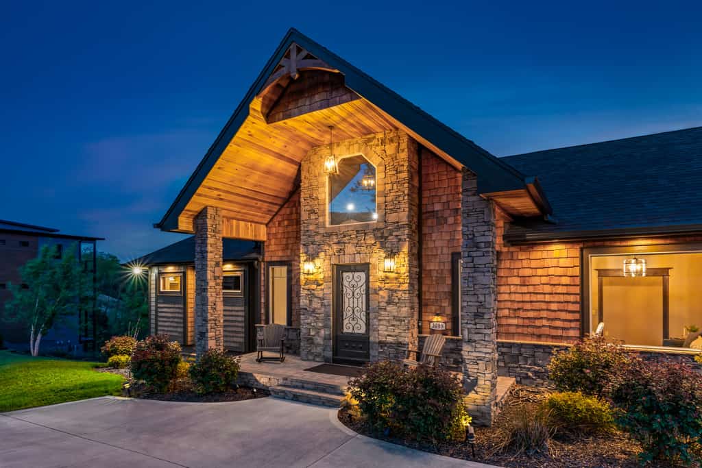 🏞️ 𝗦𝘂𝗻𝗿𝗶𝘀𝗲 𝗛𝗮𝘃𝗲𝗻
Luxury Smoky Mountain cabin in Sevierville with breathtaking mountain views, hot tub, firepit, game room, arcade, pool table, fireplace, and spacious deck. Sleeps 8 with 4 bedroom suites, smart TVs, chef’s kitchen, and upscale amenities. Located near Pigeon Forge, Dollywood, Gatlinburg, The Island, Ober Mountain, and top Smoky Mountain attractions. Perfect for family vacations, group getaways, and relaxing mountain retreats.