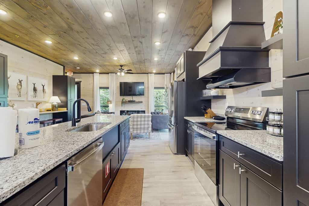 🏞️ 𝗚𝗲𝘁𝗮𝘄𝗮𝘆 𝗣𝗼𝗶𝗻𝘁𝗲
Spacious luxury cabin in Sevierville near Pigeon Forge and the Smoky Mountains, sleeping up to 20 guests. Enjoy a private indoor pool, hot tub, theater room with 98” TV, game room, bunk room, and outdoor deck with gas grill. Dog-friendly, family-friendly retreat close to Dollywood, hiking, and top attractions. Perfect for large groups and memorable getaways.