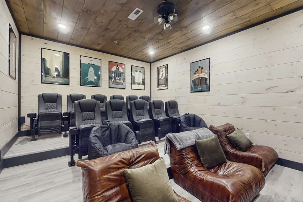 🏞️ 𝗚𝗲𝘁𝗮𝘄𝗮𝘆 𝗣𝗼𝗶𝗻𝘁𝗲
Spacious luxury cabin in Sevierville near Pigeon Forge and the Smoky Mountains, sleeping up to 20 guests. Enjoy a private indoor pool, hot tub, theater room with 98” TV, game room, bunk room, and outdoor deck with gas grill. Dog-friendly, family-friendly retreat close to Dollywood, hiking, and top attractions. Perfect for large groups and memorable getaways.