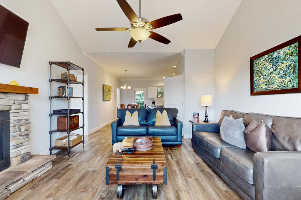 1.3 Mi to DT Townsend・Gated Stay・Pool Use・Fire pit