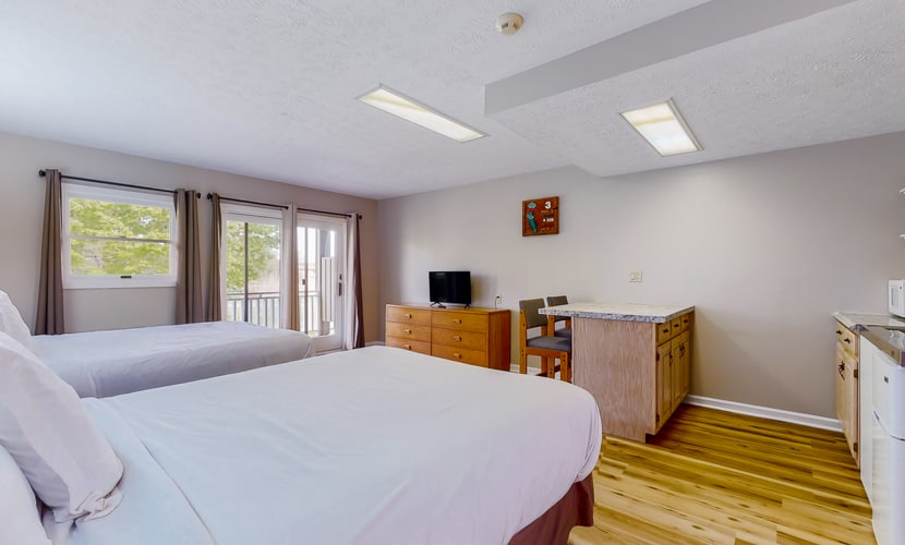 ๐๏ธ ๐๐ฎ๐ป๐ฒ๐ฏ๐ฒ๐ฟ๐ฟ๐ ๐๐ป๐ป ๐ฏ
Enjoy a bright, spacious stay with a kitchenette, smart TV, WiFi, patio, and community gym, game room, picnic area, and laundry. Dog-friendly first-floor studio near Douglas Lake with easy access to the Smoky Mountains. Perfect home base for lake activities, hiking, fishing, kayaking, and exploring Pigeon Forge, Sevierville, Dollywood, and Great Smoky Mountains National Park.