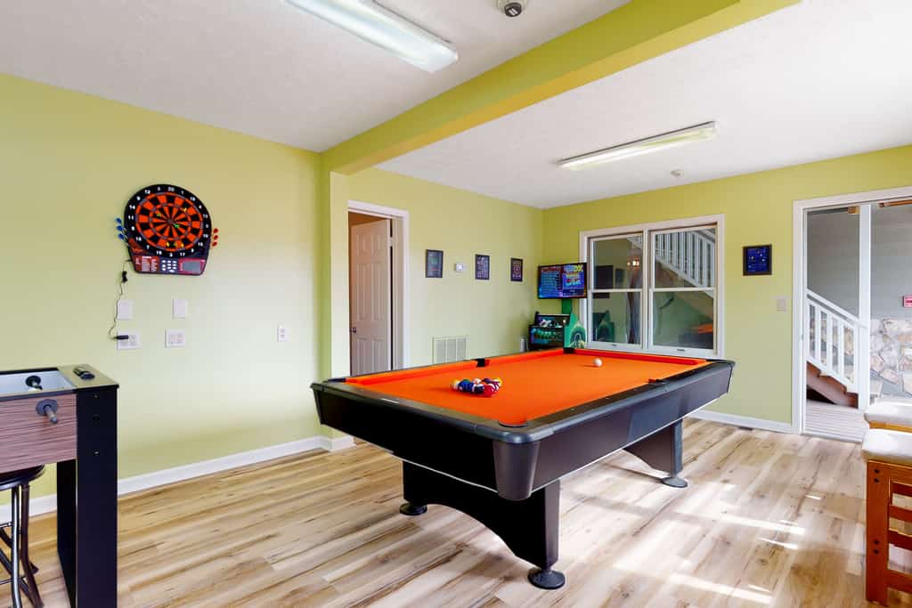 🏞️ 𝗕𝗮𝗻𝗲𝗯𝗲𝗿𝗿𝘆 𝗜𝗻𝗻 𝟯
Enjoy a bright, spacious stay with a kitchenette, smart TV, WiFi, patio, and community gym, game room, picnic area, and laundry. Dog-friendly first-floor studio near Douglas Lake with easy access to the Smoky Mountains. Perfect home base for lake activities, hiking, fishing, kayaking, and exploring Pigeon Forge, Sevierville, Dollywood, and Great Smoky Mountains National Park. 
